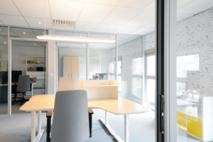 Bureau avec cloison vitrée