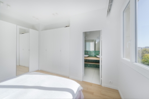 La chambre Rénovation haut de gamme d'un appartement de 140m2 dans le 7è 2
