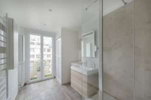 Vue de la salle de bain Rénovation d'un appartement de 70m2 dans le 15è