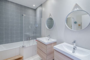 La salle de bain après - Rénovation haut de gamme d'un appartement de 140m2 dans le 7è