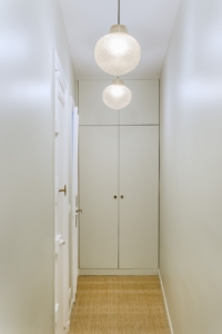 Le couloir après travaux La douche après rénovation - appartement de 120m2 Paris 10è