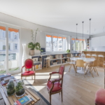 Le salon et la salle à manger Rénovation haut de gamme d'un appartement de 140m2 dans le 7è