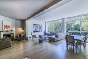 Le salon de la maison après travaux