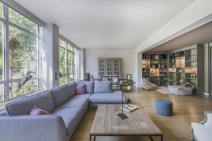 Le salon de la maison après travaux 2