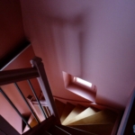 Cage d'escalier rose
