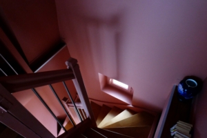 Cage d'escalier rose