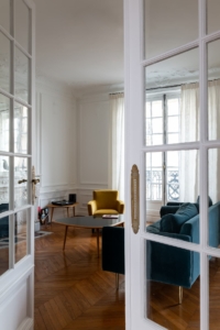 portes vitrées accès salon cheminée
