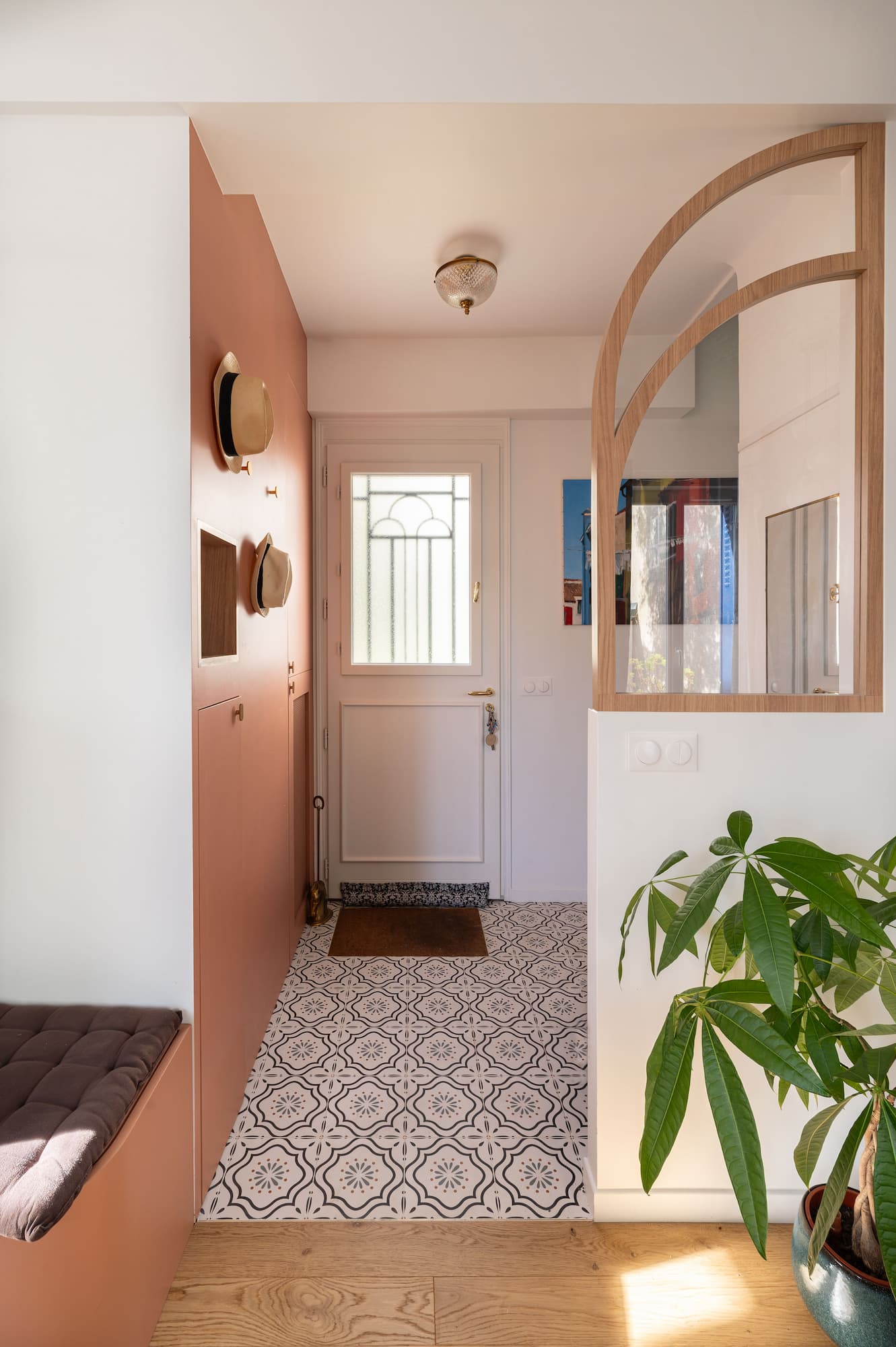 Entrée de la maison avec meuble sur mesure Entrée de la maison avec meuble sur mesure