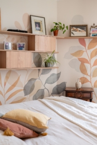 Papier peint et étagères sur mesures