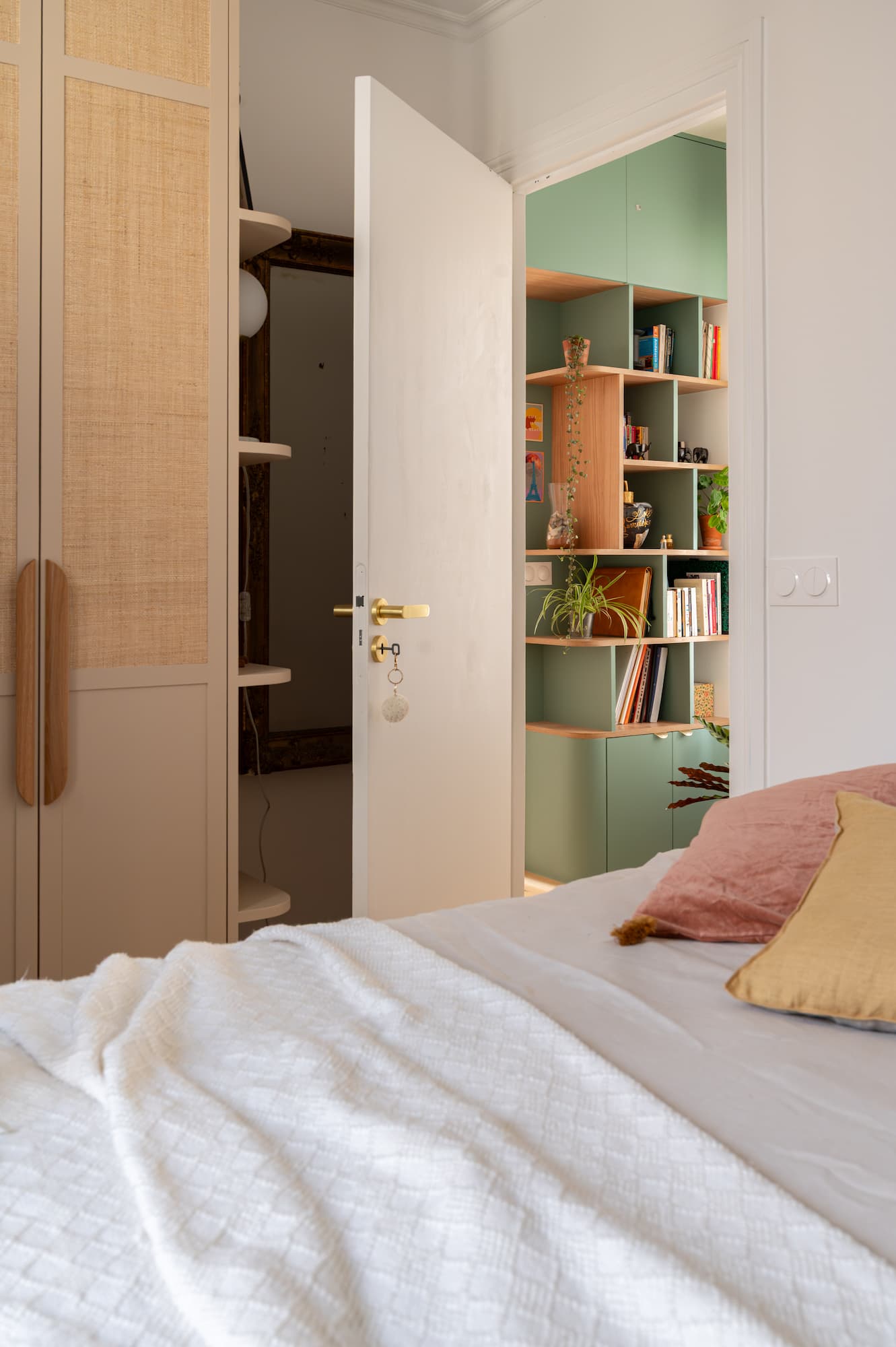 Vue de la chambre vers l’extérieur