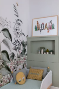 Tête de lit dans la chambre enfant