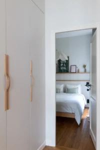 chambre parentale vue du couloir