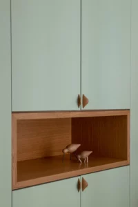 Niche insérée dans la penderie de la chambre parentale