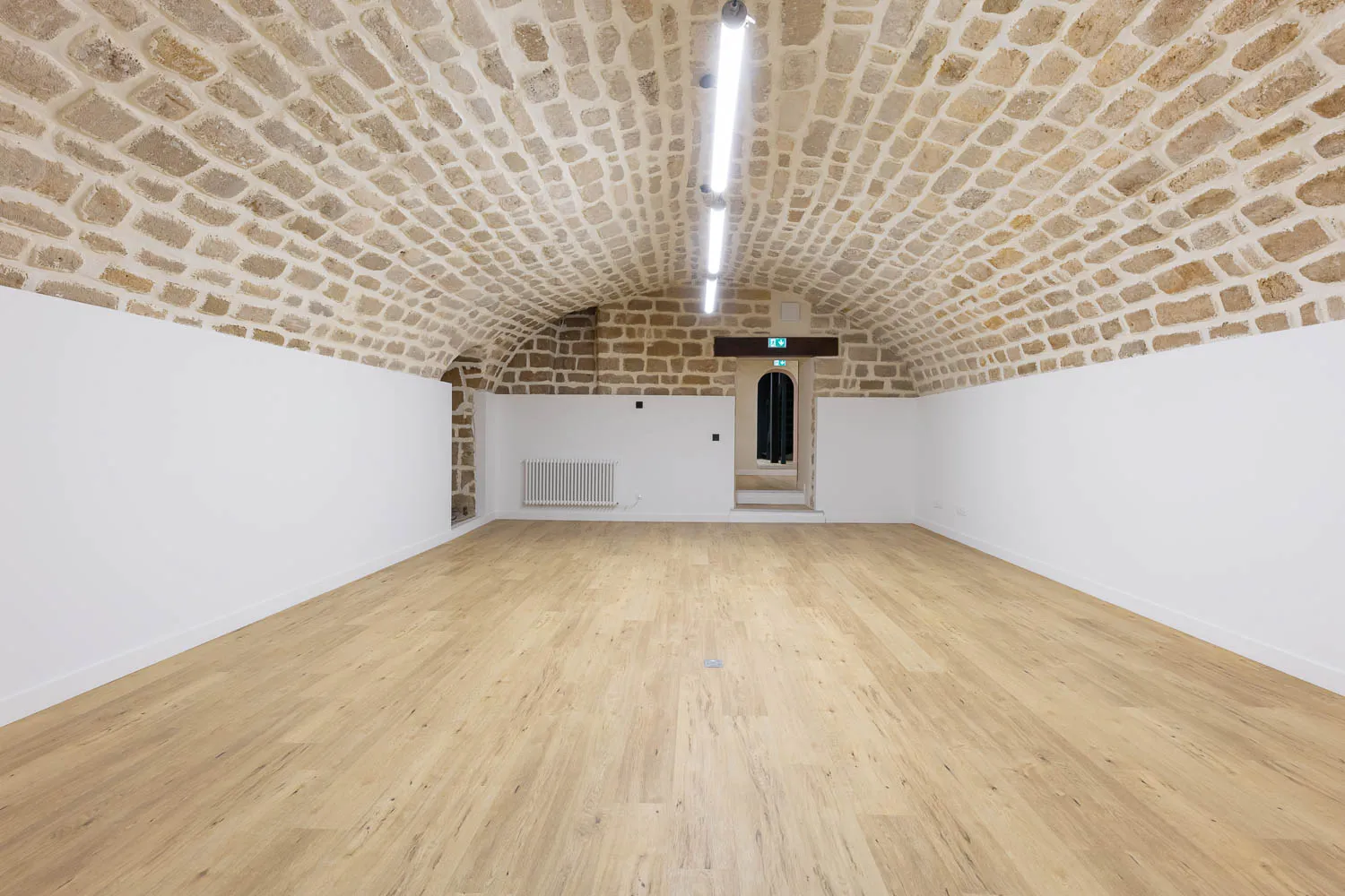12-bureaux – sous sol – grande salle plafond arche
