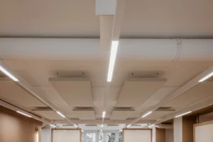 Plafond technique avec réduction du bruit et circuit de climatisation