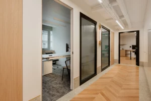 Couloir de bureaux individuels